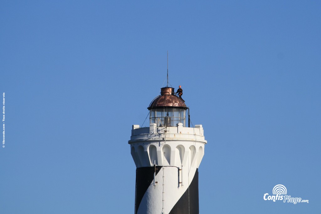 Le phare de Contis lors de la rénovation de sa coupole en octobre 2012